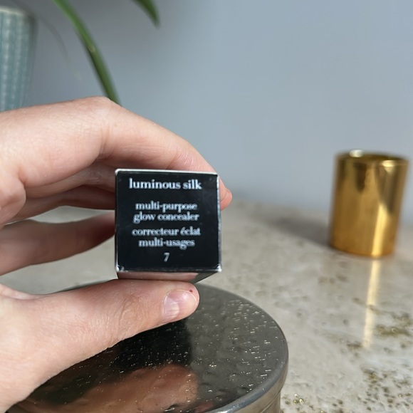 #7 Giorgio Armani luminous silk concealer - medium to tan with a peach undertone - Picture 2 of 4